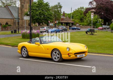 1998 90s in Blackpool gebauter britischer TVR Chimaera Yellow Car Cabriolet Benzinmotor 3952 cm3 auf dem Weg zur Lytham St Annes Classic & Performance Motor Vehicle Show mit Oldtimer, Großbritannien Stockfoto