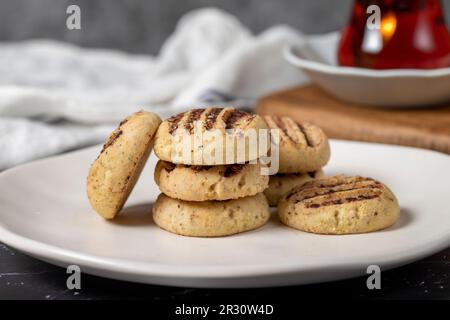 Kakaokekse. Köstliche Kekse auf dunklem Hintergrund. Schließen Stockfoto