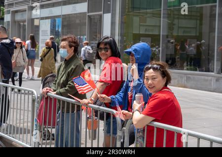 New York, Usa. 21. Mai 2023. Zuschauer mit chinesischen und amerikanischen Flaggen beobachten und jubeln bei der zweiten jährlichen AAPI-Parade (Asian American and Pacific Islander) in New York City. Kredit: SOPA Images Limited/Alamy Live News Stockfoto