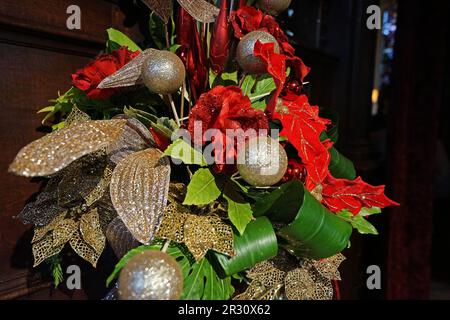 Nahaufnahme künstliche Weihnachtsblumen Blumenstrauß und Dekoration Stockfoto