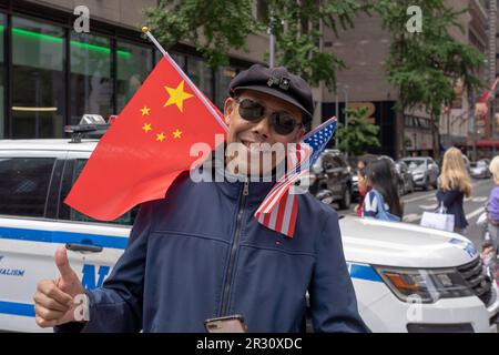 New York, Usa. 21. Mai 2023. Zuschauer mit chinesischen und amerikanischen Flaggen beobachten und jubeln bei der zweiten jährlichen AAPI-Parade (Asian American and Pacific Islander) in New York City. (Foto: Ron Adar/SOPA Images/Sipa USA) Guthaben: SIPA USA/Alamy Live News Stockfoto