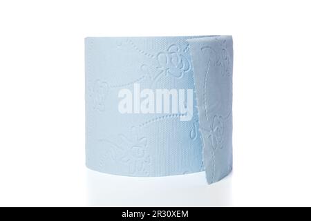 Rolle mit blauem Toilettenpapier isoliert auf weißem Hintergrund Stockfoto