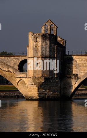 Die Kapelle Saint-Bénézet oder Saint Nicholas auf der Pont d’Avignon, eine mittelalterliche Brücke über den Fluss Rhône in Avignon, Hauptstadt des Departements Vaucluse in der Region Provence-Alpes-Côte-d’Azur in Frankreich. Sowohl die Kapelle als auch die Brücke wurden Ende der 1100s Jahre gebaut, aber die Kapelle wurde später umgestaltet. Dieses Foto wurde an einem frühen Juli Morgen aufgenommen, zwischen 7am und 8am Uhr. Stockfoto