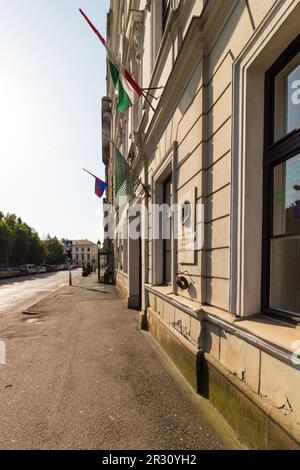 Schule mit karierter oder karierter Flagge, Symbol des Protests der Lehrergemeinschaft gegen Regierungsmissbrauch, Sopron, Ungarn Stockfoto