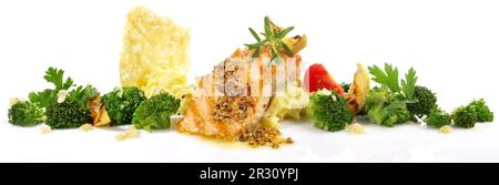 Gegrilltes Lachssteak mit Broccoli, Kartoffelpüree und Käsekracker - Panorama isoliert auf weißem Hintergrund Stockfoto