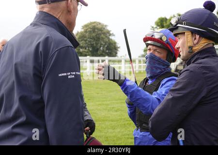 Epsom, Surrey, Großbritannien. 22. Mai 2023. John & Thady GosdenÕs Pferde, die im Betfred Derby und in Betfred Oaks laufen, trainieren am frühen Morgen auf dem berühmten Golfplatz, zwei Wochen vor dem Betfred Festival : Hier sprechen John Golden, Frankie Dettori und Jockey Rav Halvin Taktiken Kredit: Motofoto/Alamy Live News Stockfoto