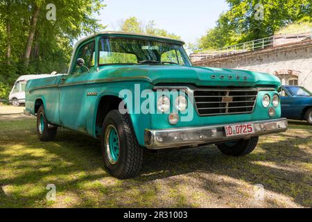 Stade, Deutschland – 13. Mai 2023: Abholung vom Dodge D100 ab 1963 Uhr bei Spring Fling, einem jährlichen Treffen der Autohalter der Vintage Chrysler Motor Company. Stockfoto