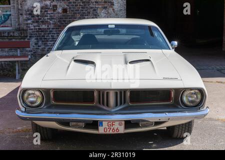 Stade, Deutschland – 13. Mai 2023: A Plymouth 'Cuda from 1973 at Spring Fling, ein jährliches Treffen der Autohalter der Vintage Chrysler Motor Company. Stockfoto