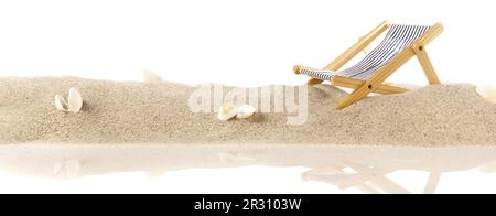 Sand mit Strandstuhl Panoramablick isoliert auf weißem Hintergrund Stockfoto