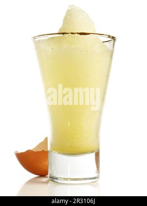 Zabaglione in a Glass - traditionelles Dessert isoliert auf weißem Hintergrund Stockfoto