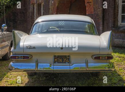 Stade, Deutschland – 13. Mai 2023: Eine Plymouth Fury Limousine ab 1959 Uhr bei Spring Fling, einem Jahrestreffen der Autohalter der Vintage Chrysler Motor Company. Stockfoto