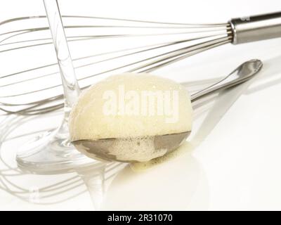 Zabaglione auf einem Löffel – traditionelles Dessert isoliert auf weißem Hintergrund Stockfoto