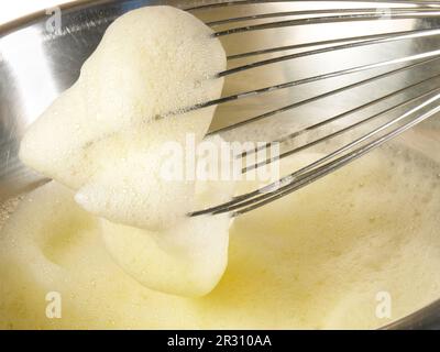 Zabaglione on a Whisk – traditionelles Dessert isoliert auf weißem Hintergrund Stockfoto