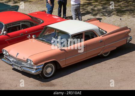 Stade, Deutschland – 13. Mai 2023: Blick aus der Vogelperspektive auf eine viertürige Limousine Dodge Dart Seneca ab 1960 Uhr im Spring Fling, einem jährlichen Treffen von Vintag Stockfoto