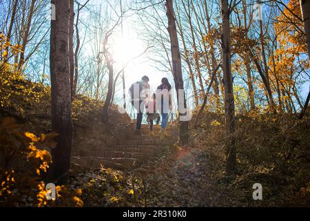 Glückliche junge Familie Wandern im Freien Stockfoto