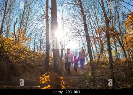 Glückliche junge Familie Wandern im Freien Stockfoto