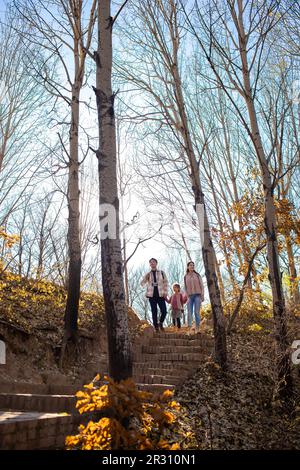 Glückliche junge Familie Wandern im Freien Stockfoto