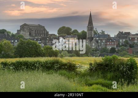 Malmesbury, Wiltshire, England - die historische Abtei, gegründet als Benediktinerkloster im Jahr 676, hoch oben am Hügel in der historischen Marktstadt Stockfoto