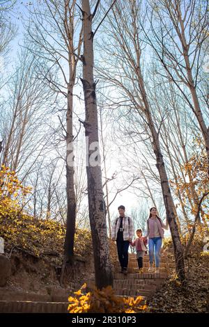 Glückliche junge Familie Wandern im Freien Stockfoto