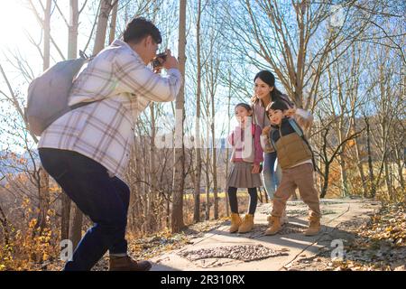 Glückliche junge Familie, die Fotos im Freien macht Stockfoto