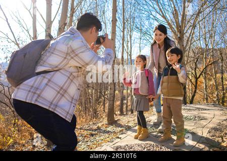 Glückliche junge Familie, die Fotos im Freien macht Stockfoto