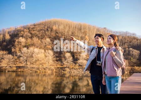 Fröhliches junges Paar, das die wunderschöne Landschaft genießt Stockfoto