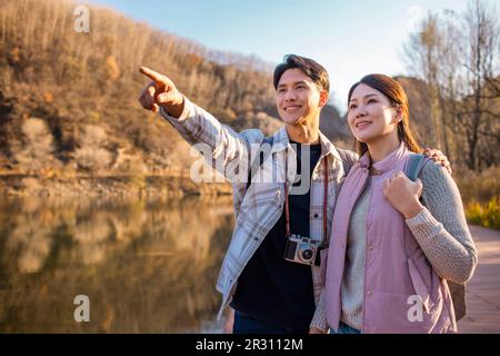Fröhliches junges Paar, das die wunderschöne Landschaft genießt Stockfoto