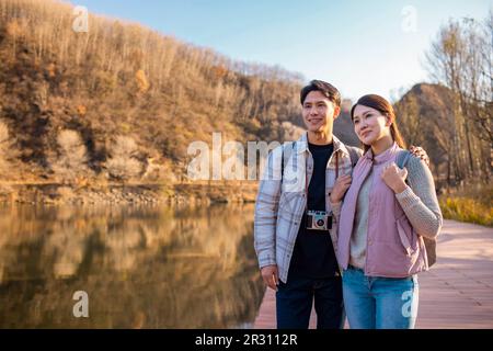 Fröhliches junges Paar, das die wunderschöne Landschaft genießt Stockfoto