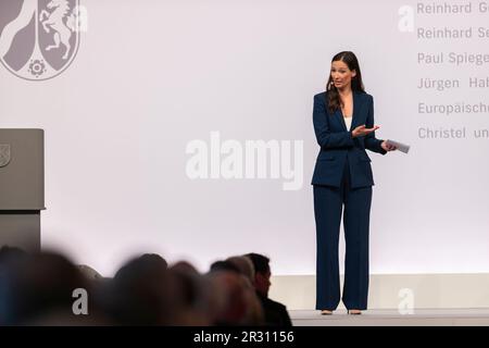Köln, Deutschland. 16. Mai 2023. Referent Pinar Atalay, Köln, Verleihung des Landespreises des Landes Nordrhein-Westfalen an die ehemalige Bundeskanzlerin Dr. Angela Merkel, 16. Mai 2023, Flora Köln. Kredit: dpa/Alamy Live News Stockfoto