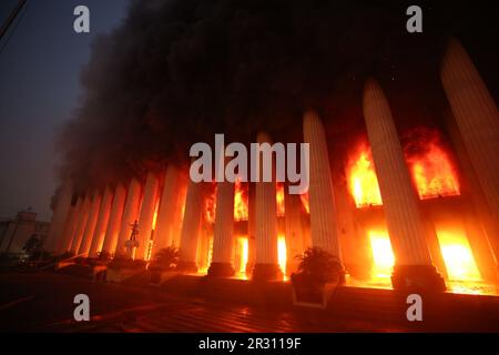 Manila. 22. Mai 2023. Am 22. Mai 2023 bricht im Zentralpostamt in Manila auf den Philippinen ein Feuer aus. Das Bureau of Fire Protection (BFP) sagte am Montag, dass der Brand, der ein Jahrhunderte altes Gebäude in der philippinischen Hauptstadt Manila zerstörte, vier Menschen verletzte und „unter Kontrolle“ war. Das FBI sagte, dass das Feuer in der philippinischen Zentralpost gegen 11 Uhr Ortszeit am Sonntag ausbrach und mindestens vier Personen verletzt wurden. Kredit: Str/Xinhua/Alamy Live News Stockfoto