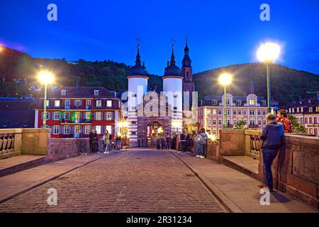 HEIDELBERG, BADEN-WÜRTTEMBERG, DEUTSCHLAND - CIRCA MAI 2023: Die Alte Bruecke von Heidelberg. Stockfoto