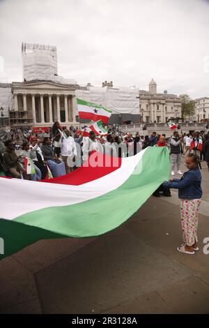 London, Großbritannien. 21/Mai/2023 Kundgebung für Somaliland, Trafalgar Square Menschen mit Ursprung in Somaliland versammeln sich auf dem Trafalgar Square, um die vor drei Jahrzehnten erfolgte Unabhängigkeitserklärung der Region von Somalia zu feiern. Die Erklärung ist international nicht anerkannt, und die Redner der Kundgebung forderten die Annahme ihres Status. Kredit: Roland Ravenhill/Alamy. Stockfoto