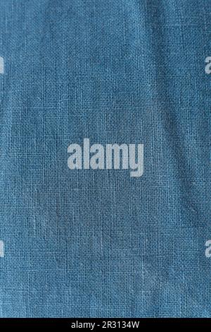 Klassische blaue Farbe, vertikales Foto. Leinengewebe, blaue Hintergrundstruktur. Zerknitterter Leinenstoff, dunkelblau Stockfoto