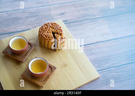 Moon cake serviert mit chinesischem Tee. Festivalkonzept Mitte Herbst. Speicherplatz kopieren. Stockfoto