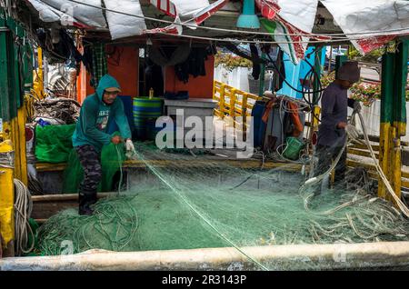 Taipeh. 22. Mai 2023. Am 22. März 05/2023 hissen Fischer Fischernetze auf ein Fischereifahrzeug, das am Kai des Fischereihafens Tamsui in New Taipei City, Taiwan, vor Anker liegt, und zwar von Wiktor Dabkowski Credit: dpa/Alamy Live News Stockfoto