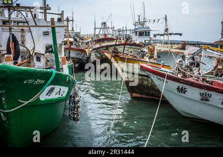 Taipeh. 22. Mai 2023. Fischereifahrzeuge, die am 22. März 05/2023 am Kai des Fischereihafens Tamsui in New Taipei City, Taiwan, festgemacht haben, von Wiktor Dabkowski Credit: dpa/Alamy Live News Stockfoto