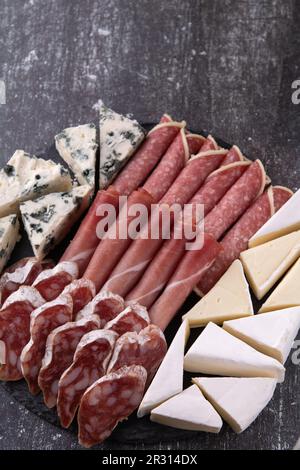 Fotowürstchen und Käsescheiben auf dunklem Hintergrund von oben Stockfoto