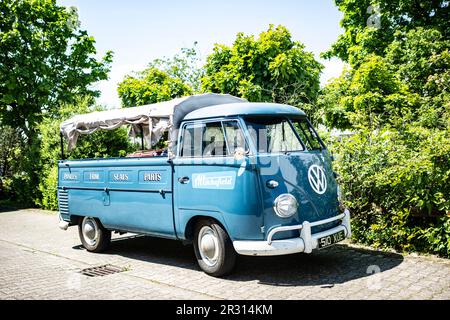 VW-Bus T1 in der Version als Pritsche. Der Bulli ist zeitgenössisch Restaurant und beschriftet. Stockfoto