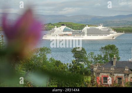 Bantry, West Cork, Irland. 22. Mai 2022. Bantry begrüßt sein erstes Kreuzfahrtschiff in diesem Jahr, Seabourne Ovation Kreuzfahrtschiff liegt von 8am bis 5pm in Bantry Bay an. Lokale Reisebüros führten auch Touren durch West Cork für die Besucher durch. Kredit: Karlis Dzjamko/Alamy Live News Stockfoto