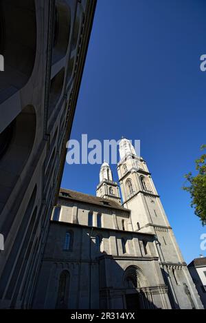 Kleiner Winkel der Fraumunster-Kirche in heller Sommersonne Stockfoto