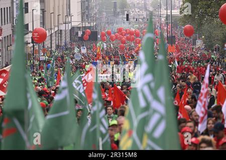 Brüssel, Belgien. 22. Mai 2023. Demonstration der drei Gewerkschaften FGTB-ABVV - ACV-CSC und ACLVB-CGSLB, Freitag, den 22. April 2022 in Brüssel. Die Gewerkschaften protestieren gegen Sozialdumping und gegen die Angriffe auf das Streikrecht. BELGA FOTO LAURIE DIEFFEMBACQ Kredit: Belga News Agency/Alamy Live News Stockfoto