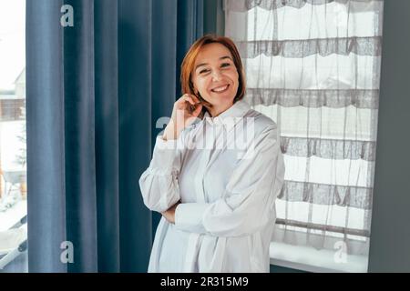 Mittelalterliche brünette Geschäftsfrau. Schöne, seriöse Geschäftsfrau. Stockfoto