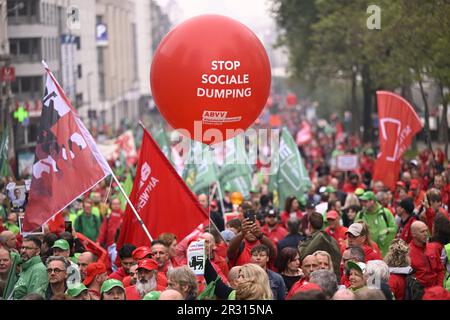 Brüssel, Belgien. 22. Mai 2023. Demonstration der drei Gewerkschaften FGTB-ABVV - ACV-CSC und ACLVB-CGSLB, Freitag, den 22. April 2022 in Brüssel. Die Gewerkschaften protestieren gegen Sozialdumping und gegen die Angriffe auf das Streikrecht. BELGA FOTO LAURIE DIEFFEMBACQ Kredit: Belga News Agency/Alamy Live News Stockfoto