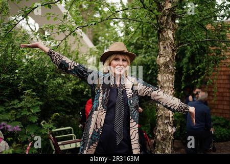 Dame Joanna Lumley posiert für ein Foto, während des RHS Chelsea Flower Show Pressetages, im Royal Hospital Chelsea, London. Foto: Montag, 22. Mai 2023. Stockfoto