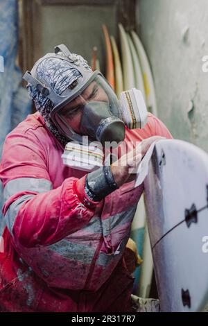 Ein einheimischer Surfformer aus Teneriffa, der an einem neuen Surfbrett arbeitet Stockfoto