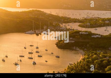 Sonnenuntergang über dem englischen Hafen von Shirley Heights, Antigua, Karibik Stockfoto