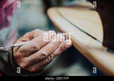 Ein einheimischer Surfformer aus Teneriffa, der an einem neuen Surfbrett arbeitet Stockfoto