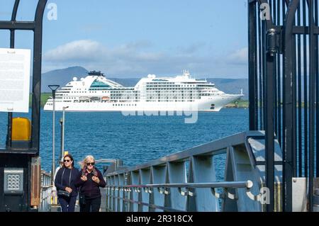 Das erste Kreuzfahrtschiff von 2023 kam heute im Hafen an. Das Seabourn Ovation, ein auf den Bahamas registriertes Schiff mit 400 Passagieren, legte ihren Anker um 8am Uhr und die Passagiere gingen für Tagesausflüge nach Killarney, zur Halbinsel Beara und um die Stadt Bantry. Passagiere aus Amerika, Deutschland und Brasilien gingen nach Bantry Town, um Essen und Geschenke zu kaufen. Kredit; ED/Alamy Live News Stockfoto