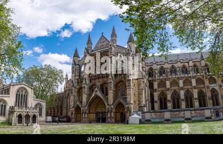 Panoramablick auf die berühmte Westminster Abbey Christian Church in der City of Westminster im Londoner Zentrum. Stockfoto