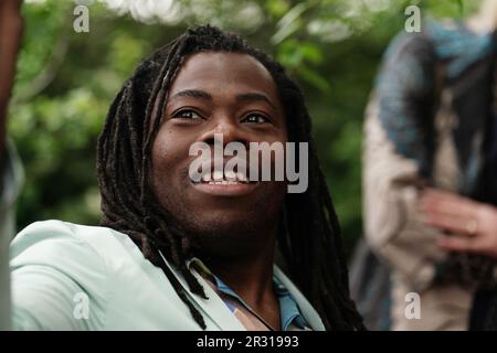 Ade Adepitan in Horatio's Garden, während des RHS Chelsea Flower Show Pressetages, im Royal Hospital Chelsea, London. Foto: Montag, 22. Mai 2023. Stockfoto